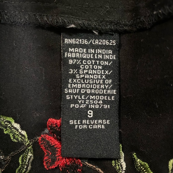 Sweet black dress with gorgeous red flowers. Size 9 made by Guess Jeans. - Picture 4 of 7